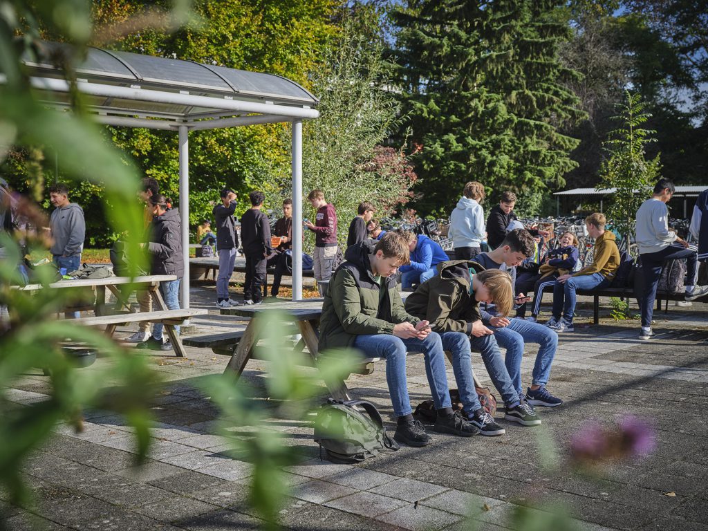 Leerlingen in pauze op het schoolplein