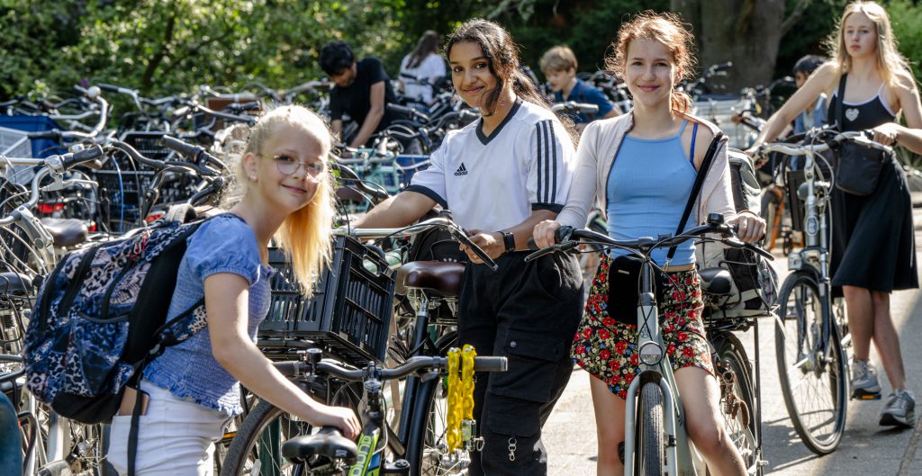 Leerlingen met de fiets op school