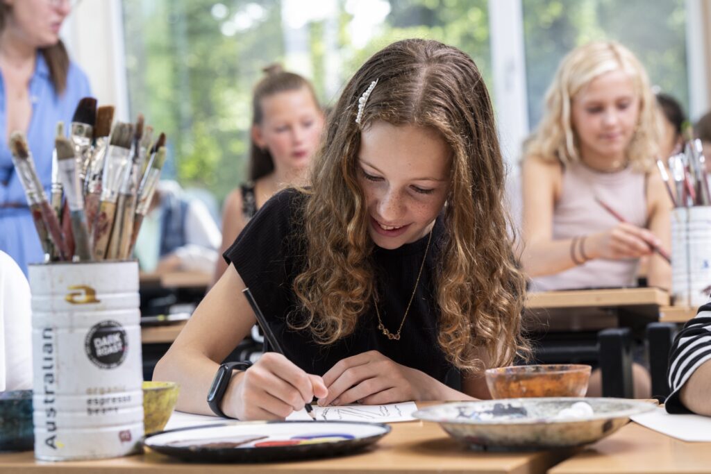 Leerling aan het schrijven in de klas